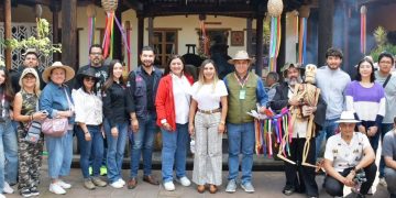 Dayana Pérez Mendoza da la bienvenida a estudiantes de la Universidad de Morelia en Santa Clara del Cobre