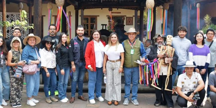 Dayana Pérez Mendoza da la bienvenida a estudiantes de la Universidad de Morelia en Santa Clara del Cobre