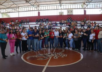 Entrega de cenas navideñas gratuitas en Apatzingán