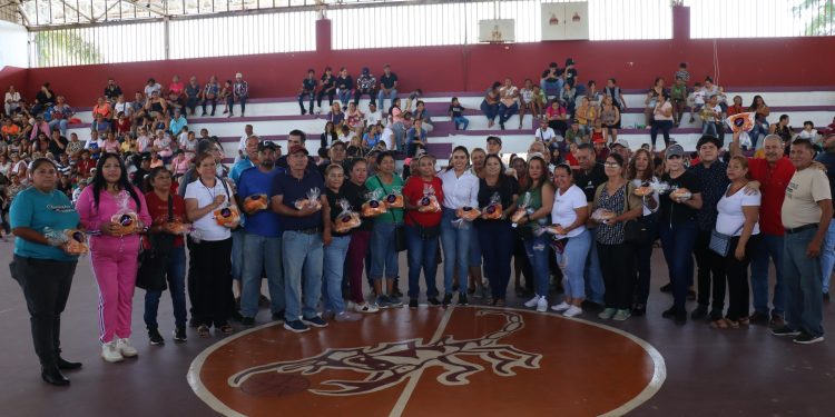 Entrega de cenas navideñas gratuitas en Apatzingán