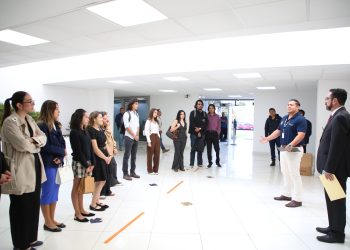 Recibe FGE a estudiantes de la Universidad Latina de América y fortalece la vinculación académica