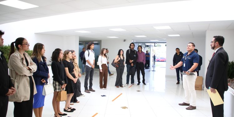 Recibe FGE a estudiantes de la Universidad Latina de América y fortalece la vinculación académica