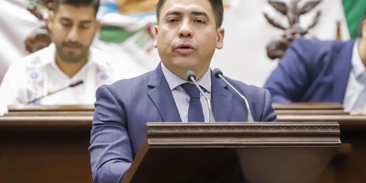 Iván Vera presenta reforma para proteger a niñas, niños y adolescentes frente a la violencia digital en Michoacán