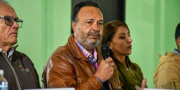 Julio Arreola encabeza firma de convenios para la restauración ambiental del Lago de Pátzcuaro