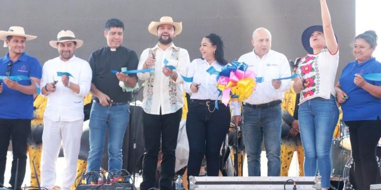 Octavio Ocampo respalda a pescadores de Churumuco