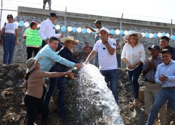 Celebra Vicente Gómez construcción de red de agua potable en La Nueva Jerusalén