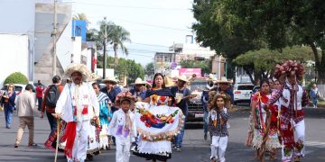 Cientos de personas artesanas pintan el Tianguis de Occidente de Zamora en desfile inaugural