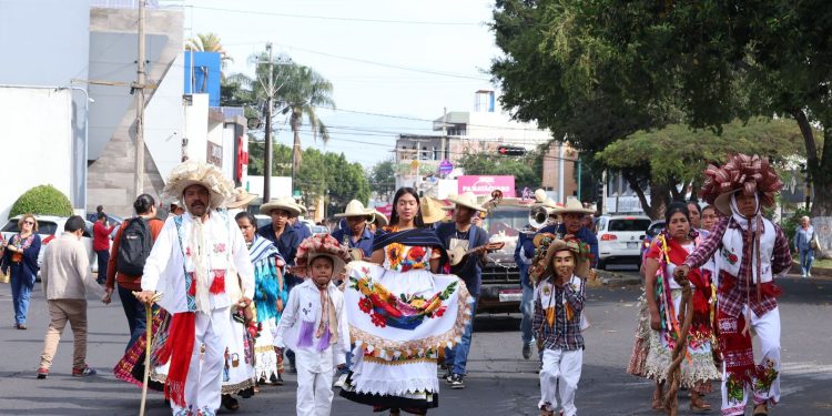 Cientos de personas artesanas pintan el Tianguis de Occidente de Zamora en desfile inaugural