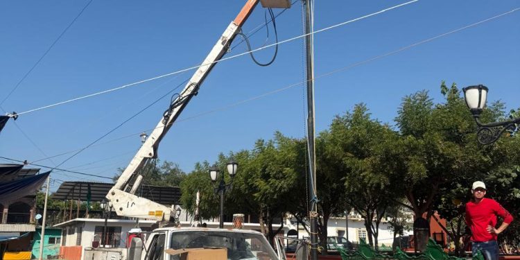 Se realizan actividades de mantenimiento y rehabilitación en la plaza principal de Acahuato.