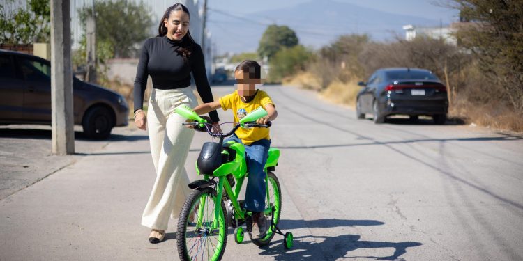 Desde las calles y con amor, Giulianna Bugarini lleva alegría a la niñez de Morelia
