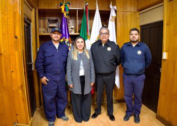 Dayana Pérez Mendoza da la bienvenida al nuevo Capitán de Puerto de Zirahuén