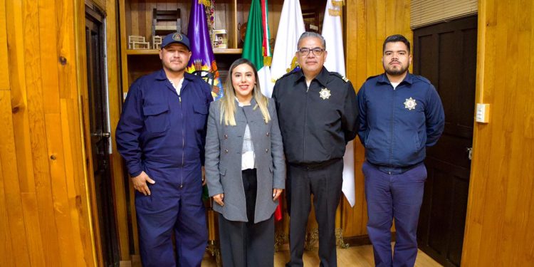 Dayana Pérez Mendoza da la bienvenida al nuevo Capitán de Puerto de Zirahuén