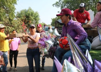 Encabeza Fanny Arreola Caravana de Reyes Magos a comunidades y colonias de Apatzingán