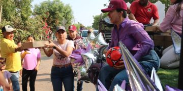 Encabeza Fanny Arreola Caravana de Reyes Magos a comunidades y colonias de Apatzingán