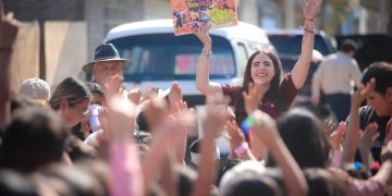 Giulianna Bugarini lleva la magia de los Reyes a hogares de Morelia