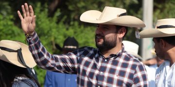 Octavio Ocampo acompaña el inicio de la Feria de Año Nuevo en Paso de Tierra Caliente, Tuzantla