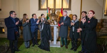 Sectur devela busto de Morelos en la Embajada de México en España