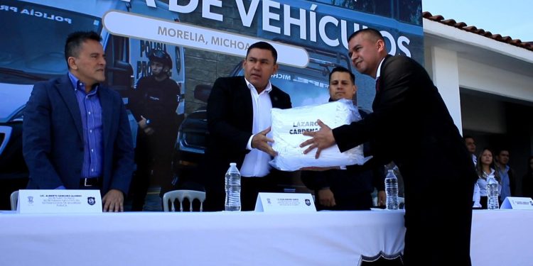 Refuerza Michoacán seguridad penitenciaria con entrega de unidades de traslado a penales