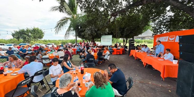 La Fuerza Naranja se fortalece en Apatzingán y Lázaro Cárdenas: Víctor Manríquez González