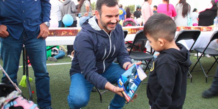Yankel Benítez lleva alegría a cientos de niñas y niños de Misión del Valle