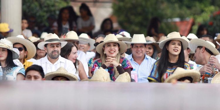 Dayana Pérez Mendoza acompaña la Danza de los Kurpites en Nuevo San Juan Parangaricutiro