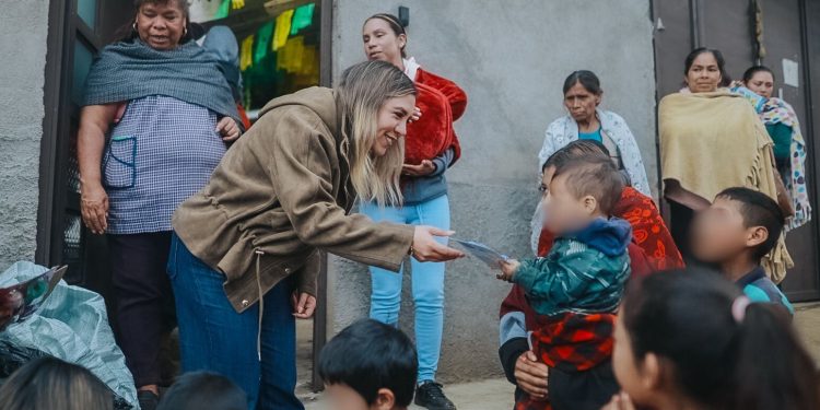 Dayana Pérez Mendoza refrenda su compromiso con la niñez durante visita a Opopeo