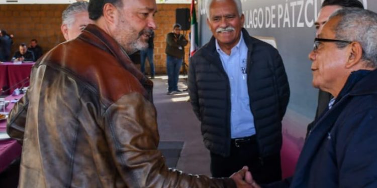 Julio Arreola reafirma coordinación para la defensa del Lago de Pátzcuaro
