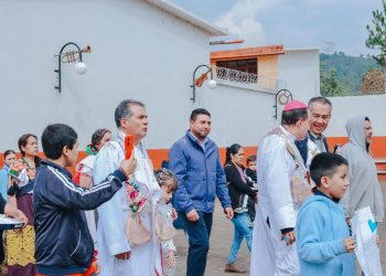 Zirahuén da la bienvenida a su nuevo párroco con respaldo de Dayana Pérez