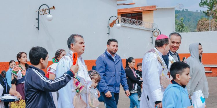 Zirahuén da la bienvenida a su nuevo párroco con respaldo de Dayana Pérez