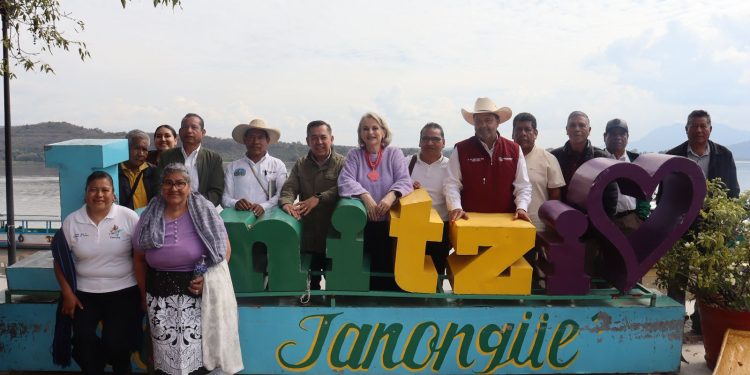 Michoacán y Federación dan inicio al programa Rutas Mágicas de Color en Janitzio: Sectur