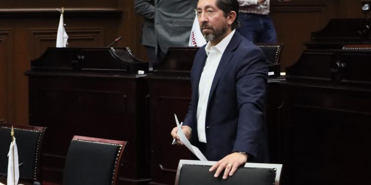 Abraham Espinoza llama a fortalecer el Estado de Derecho ante advertencia de Macron sobre la crisis del orden global