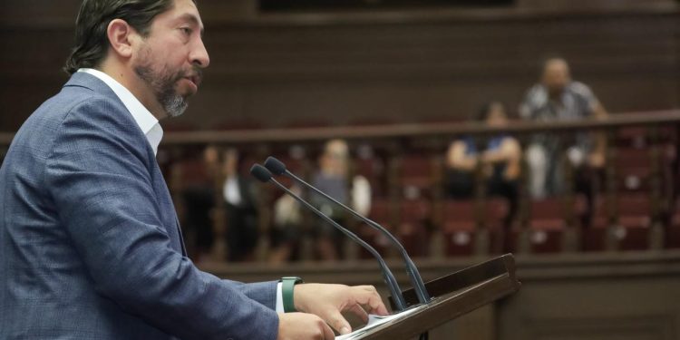 Garantizar salud mental de servidores públicos en Michoacán, propone en iniciativa Abraham Espinoza