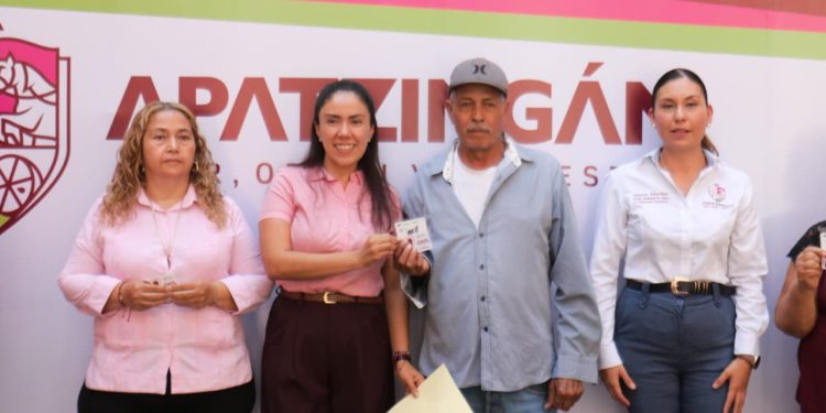 Gobierno de Apatzingán acerca programa Orgullo Migrante a la ciudadanía.