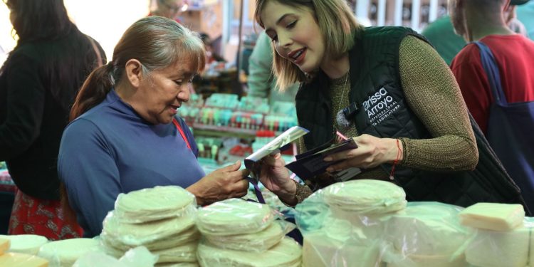 Fortalece Brissa Arroyo relación con estructura social de Morelia