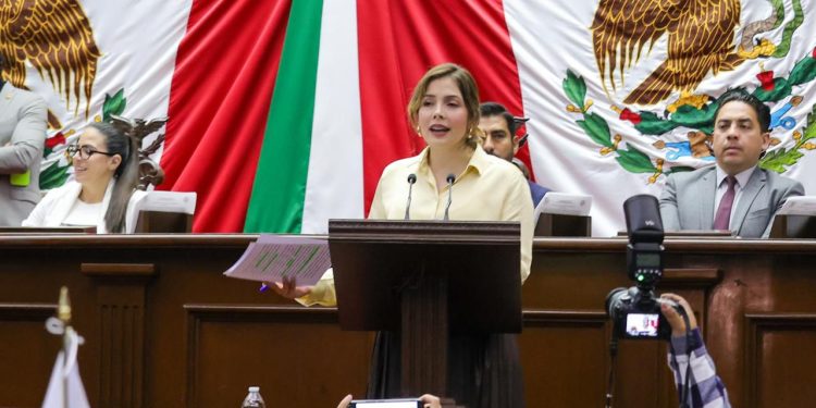 A propuesta de Brissa Arroyo se inscribirá en el Palacio Legislativo con letras doradas el nombre de Amalia Solórzano Bravo