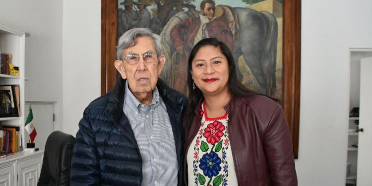 Dialoga la senadora Celeste Ascencio con el ingeniero Cuauhtémoc Cárdenas sobre los retos de Michoacán y el momento que vive el país