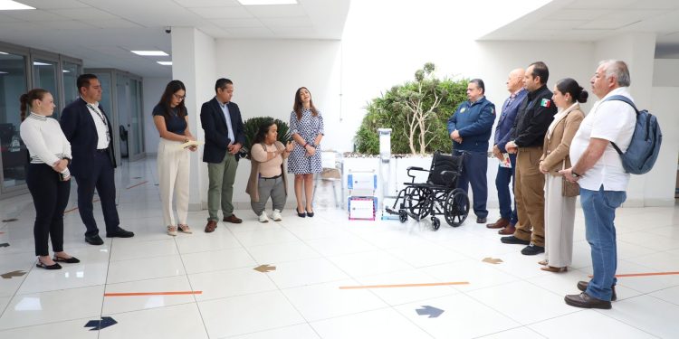 FGE fortalece accesibilidad institucional con entrega de kit para atención incluyente