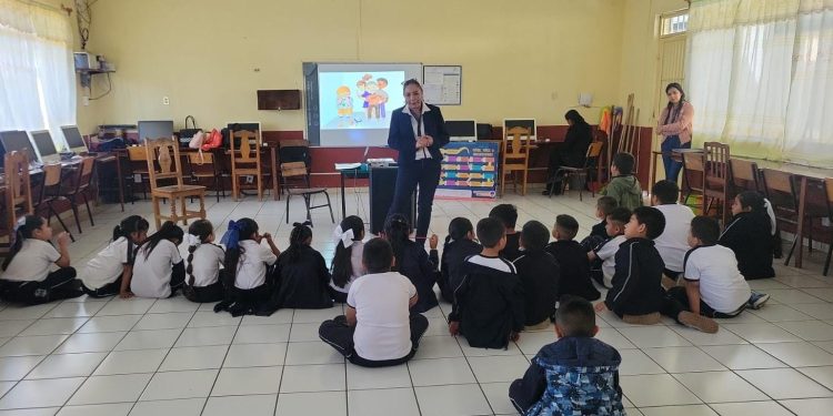 Realiza FGE capacitación en materia de violencia familiar y escolar en primaria de Tingambato