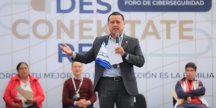 FGE fortalece la cultura de ciberseguridad con más de 3 mil 400 estudiantes en Chilchota y Zamora