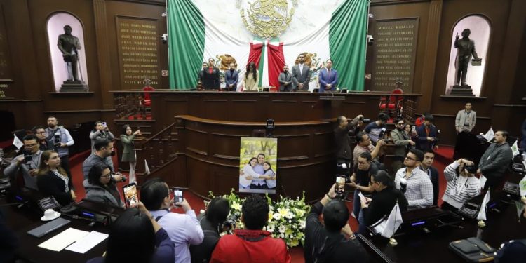 Rinde 76 Legislatura homenaje póstumo a Víctor Mujica, Anayeli Hernández y a su hija