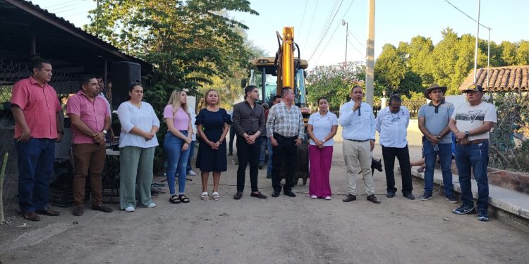 Lidera Pablo Varona Transformación de la comunidad de “Los Hornos” con Arranque de Obra Carretera y Rescate de Espacios Públicos
