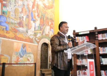 Julio Arreola respalda la restauración del mural de Juan O’Gorman de Pátzcuaro