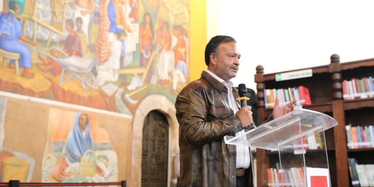 Julio Arreola respalda la restauración del mural de Juan O’Gorman de Pátzcuaro