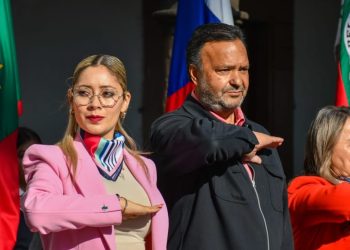 Julio Arreola refrenda unidad e identidad nacional en el Día de la Bandera en Pátzcuaro