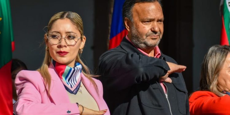 Julio Arreola refrenda unidad e identidad nacional en el Día de la Bandera en Pátzcuaro