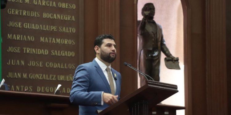 Octavio Ocampo presenta iniciativa para proteger a productores de maíz en Michoacán