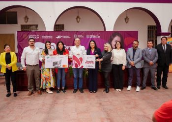 Semigrante entrega tarjetas Orgullo Migrante en Irimbo