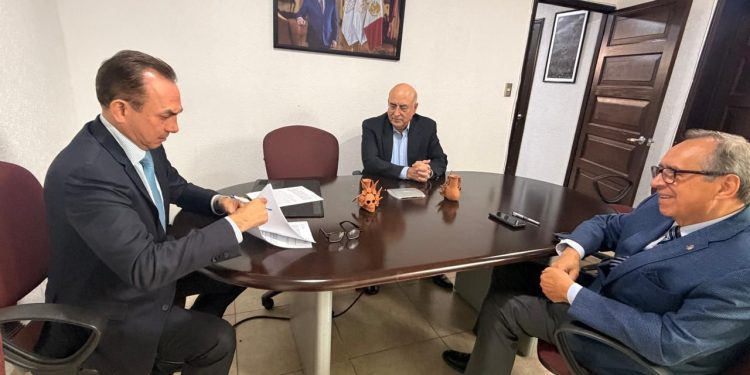 Semigrante ofrece esquema de asistencia médica integral para familias de paisanos