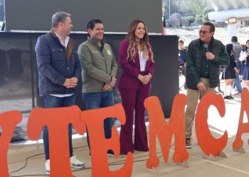 Realizan Xóchitl Ruíz y Ernesto Núñez entrega de uniformes deportivos a estudiantes del CECyTEM Capula