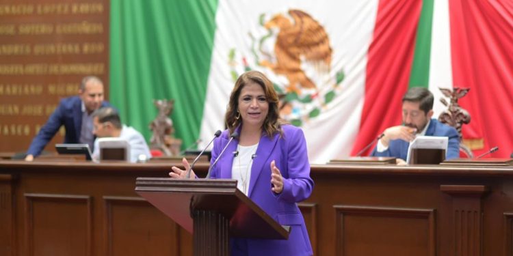 Fabiola Alanís presenta iniciativa de reforma electoral para Michoacán